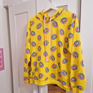 Donut hoodie - En hoodie som är knappt använd utan endast testad. Storlek XL men den är ganska smal i storleken och passar mellan M-L. hoodien är ganska tunn🍩