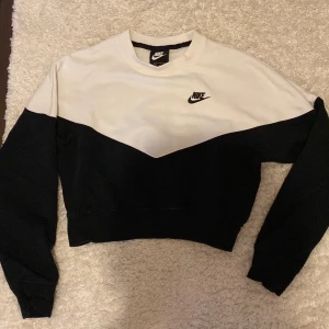 Nike sweatshirt  - Vit och svart sweatshirt från Nike. Lite Cropped i storlek s dam