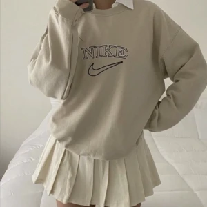 Nike vintage sweatshirt i beige  - Beige Nike vintage sweatshirt Passar xs/s oversize Ok skick!