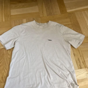 T shirt  - En fin beige t shirt, har bara andhämtning ett par gånger, från H&M! Jätte skön