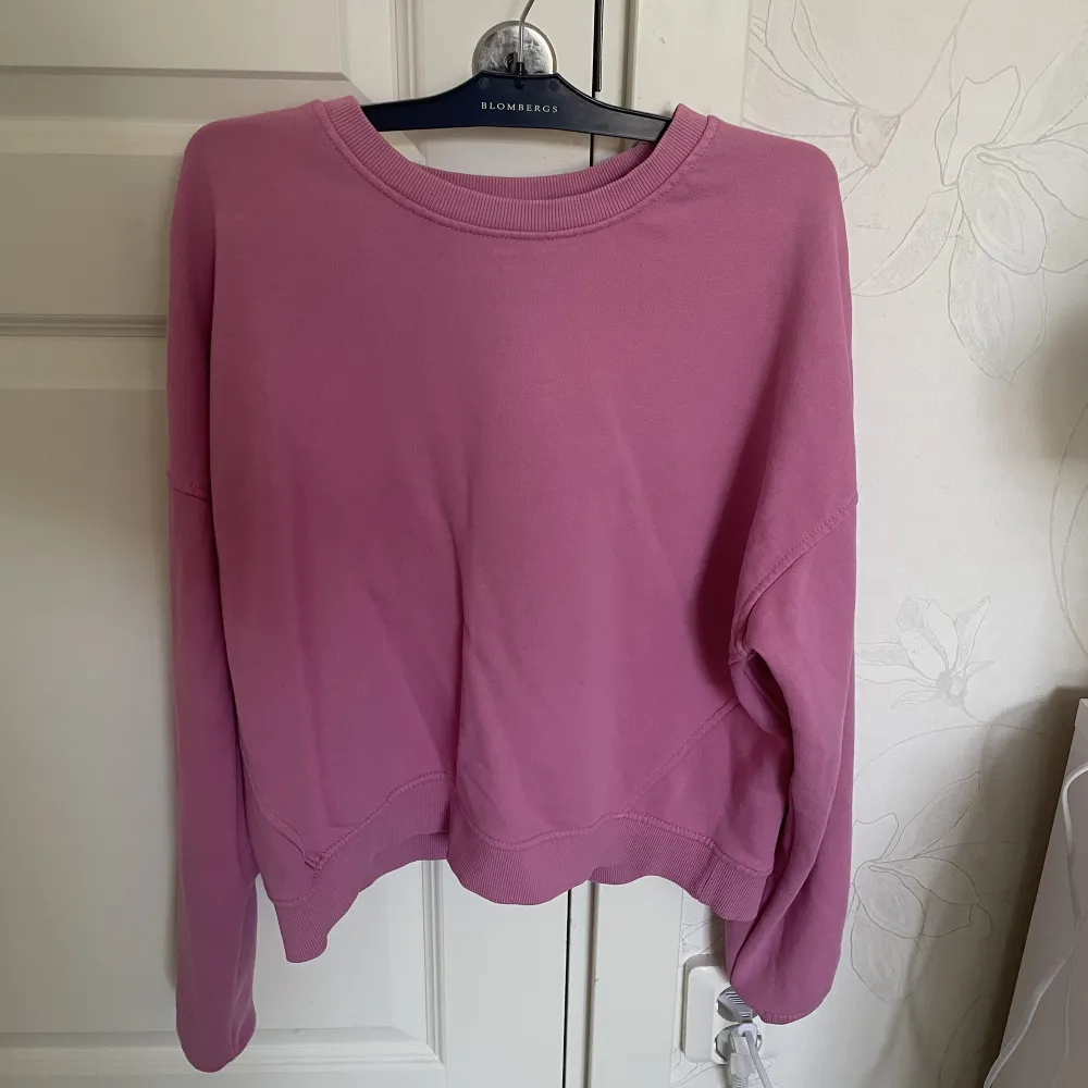En rosa tröja som är köpt på Lindex. Tröja. Är välanvänd med det syns inte. Kontakta mig om du har fler frågor 🙂. Tröjor & Koftor.
