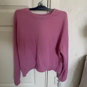 En rosa tröja som är köpt på Lindex. Tröja. Är välanvänd med det syns inte. Kontakta mig om du har fler frågor 🙂