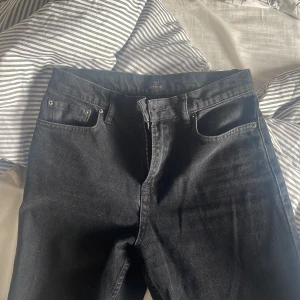 Lång straight jeans - Säljer dessa skitsnygga svarta jeansen med långa ben från Nelly. Jag är 176 cm lång och dom går långt över fötterna på mig. Använda 1 gång, jättebra skick.