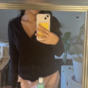 Tröja - Säljer en vanligt kofta/tröja från vero Moda i ganska tjockt material❤️ ser ut som ny stor inte vilken storlek men tror XS/S från vero Moda 