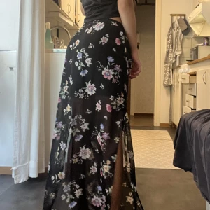 Kjol - Säljer denna fina långkjol från hm använd ett fåtal gånger ser ut som ny❤️det finns två slitsar på varje sida🌸 extra tyg längst upp så man inte kan se igenom men sen vi knäna kan man se igenom💕skriv om ni vill ha fler bilder