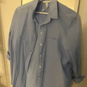 Fin blå skjorta i bra skick 