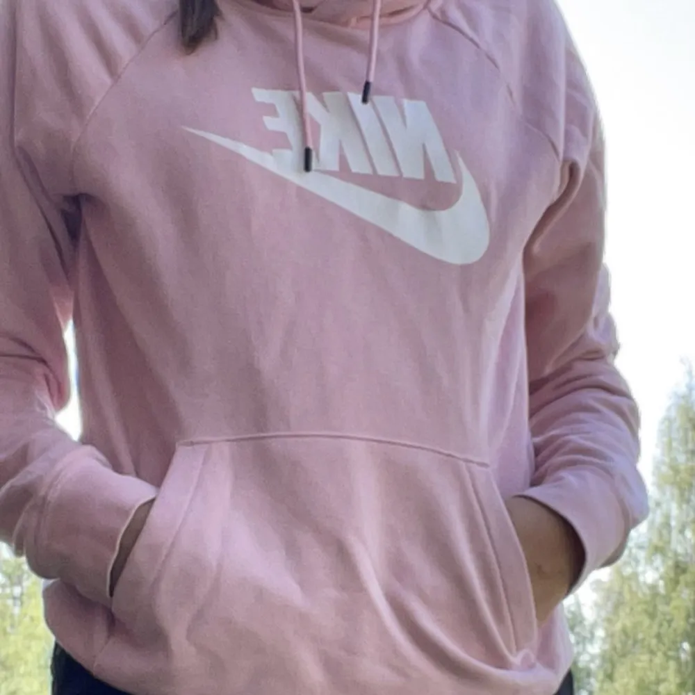 Säljer denna Nike hoodie och matchande Nike t-shirt då de inte kommer till användning. Ny skick och super skönt material. Säljer båda för 300 eller 150 för t-shirt och 250 för hoodie.. Hoodies.
