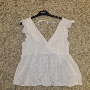 Vit topp/blus - Vit topp/blus från & other stories i storlek 40. Köpt för 490 kr, aldrig använd 
