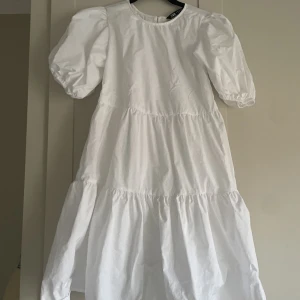 Vit Zara klänning  - Säljer nästan helt oanvänd Vit Zara klänning men öppen rygg. Stolek: XS Pris: 300kr + frakt, kan tänka mig mindre vid snabb affär 