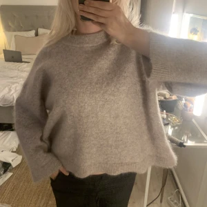 Mohair tröja från hm!  - Så fin perfekt stickad tröja från hm! Den är i mohair och sticks därför ingenting alls! Det står att den är i xxl men det skulle jag själv verkligen inte påstå då den passar perfekt på mig som brukar ha m 😍älskar att ha den som bolero!