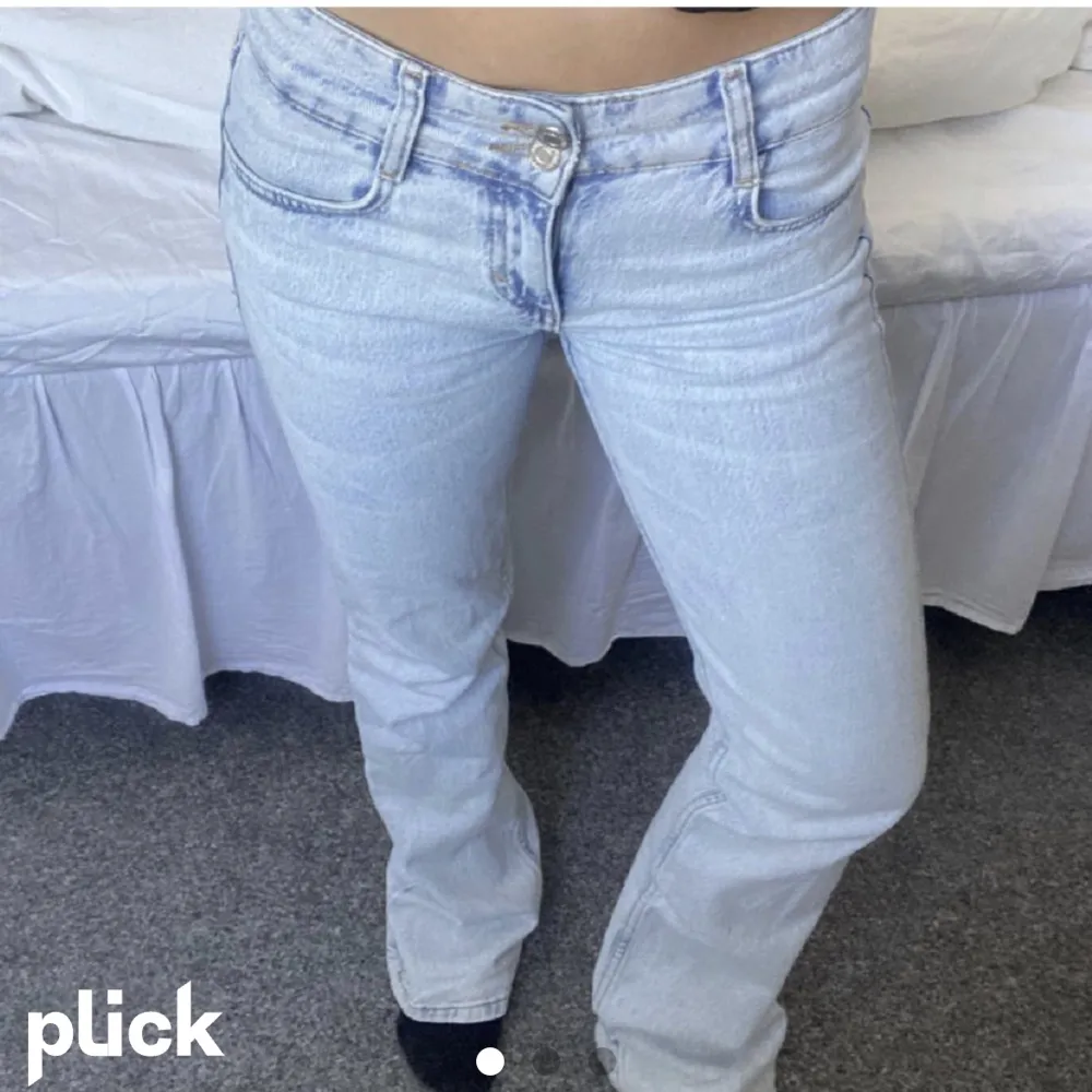 super snygga lågmidjade jeans från pull & bear som jag köpte på plick men har liknande så har inte kommit till användning. finns några få defekter (bild 3). Jeans & Byxor.