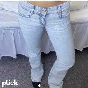 super snygga lågmidjade jeans från pull & bear som jag köpte på plick men har liknande så har inte kommit till användning. finns några få defekter (bild 3)
