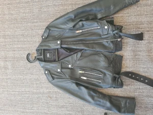 Skinnjacka  - Så gott som oanvänd skinnjacka.  ( äkta skinn) från zara.  Mjuk o skön. 