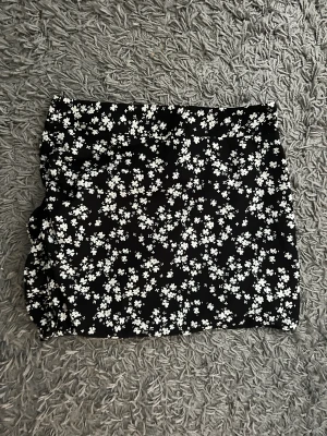 Oanvänd kjol - Storlek XS, endast testad.  Säljer för 50 kr, kan mötas upp i Kalmar eller skickas mot fraktkostnad.