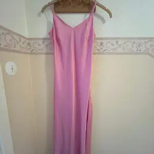 En rosa lång klänning från Lindex/Zalando, Bra skick använt en gång och storlek S.