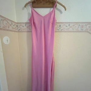 En rosa lång klänning från Lindex/Zalando - En rosa lång klänning från Lindex/Zalando, Bra skick använt en gång och storlek S.