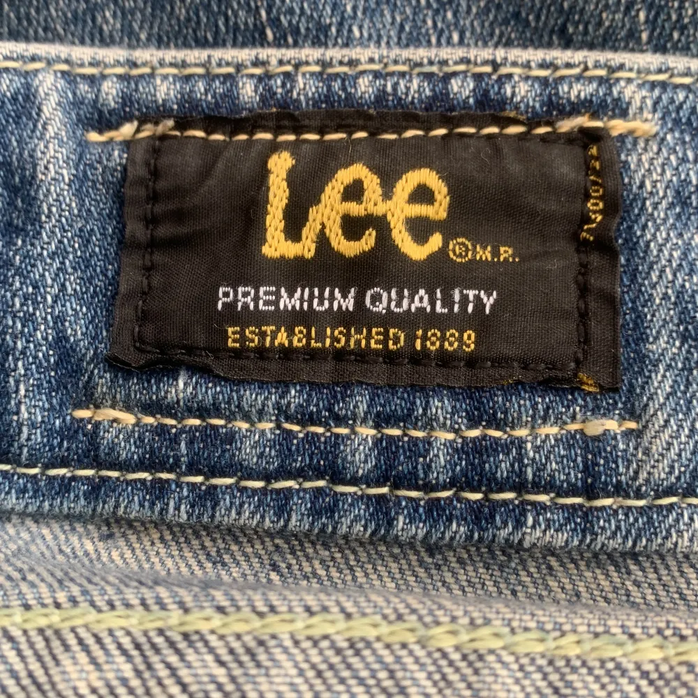 Jätte fina vintage Lee jeans som jag köpte på Sellpy men använder inte längre ! Byxorna är uppsprättade och trasiga längst ner men ser bara coolt ut! Fråga gärna om mått osv. Köparen ansvarar för frakten 💗. Jeans & Byxor.