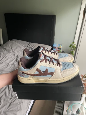 Lost Boys - Tjenare säljer nu mina lostboys för har inget behov av dem längre. Riktigt feta skor som det inte finns många av. Storlek 45.5 men passar även 45. För mer info o bilder så kom pm! Byten kan vara intressant så som skor och kläder även bälten!