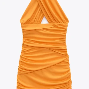 Zara klänning - Helt oanvänd klänning från zara. Lappar sitter på, köparen står för frakten! 