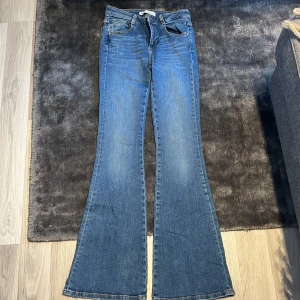 Utsvängda blå jeans (Zara) - Hittade inte rätt bild på jeansen på internet men modellen är ungefär densamma som på andra bilden bara lite mer utsvängda 