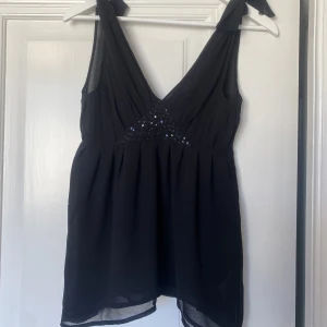 Söt topp - Jättefin topp från Pepe Jeans i mycket bra skick! Passar mig jättebra som brukar ha 36/S.🌷