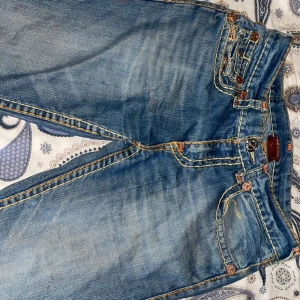 True religion  - (Använd ej Köp nu) Jätte fina Trueys med snyggt stitching,Straight leg storlek 34w Pris Kan diskuteras 