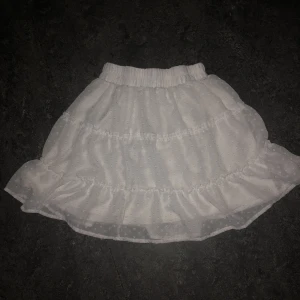 Vit kjol. - Säljer denna för att jag inte tycker den passar mig, använt kanske 10 gånger men är helt ren och inga märken eller fläckar 