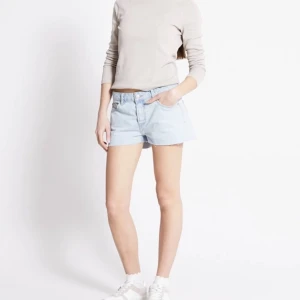 Lågmidjade Shorts  - Säljer mina lågmidjade shorts från lager157, bara använda en gång. Storlek S 