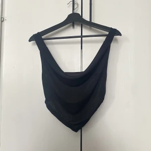 Svart topp - Denna toppen är så skön och snygg! Perfekt till en utekväll. Den är i sammet/velour.  Jag har tyvärr inte fått så mycket användning av den, bara haft en gång, därför säljer jag.