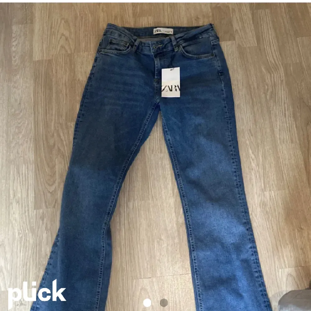 lågmidjade slutsålda jeans från zara. I storlek 36. Köptes för nästan 400 säljer för 280.. Jeans & Byxor.