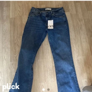 Lågmidjade jeans  - lågmidjade slutsålda jeans från zara. I storlek 36. Köptes för nästan 400 säljer för 280.