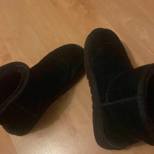 Uggs - Sparsamt använda uggs. Använda knappt en halvt vinter. Skulle tro att dom är köpta på ”din sko”. Storlek 41. Dom är varma och tjockt fodrade.