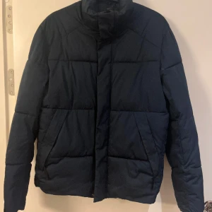 Selected Homme , puffer  - Mörkblå puffer från Selected Homme. Använd några gånger. Bra skick. 