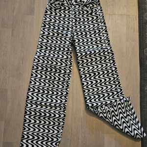 Svarta/vita jeans - Högmidjade. Strlk. 36.