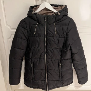 Vinterjacka - INTRESSEKOLL!  Dunjacka från Marikoo, köpt på Zalando. Säljer för att den var lite för tunn till vintern, men skulle funka ändå. Rekommenderar till en ”varmare” vinter eller tidig vår/sen höst. Inte använt mycket! Fint skick. 