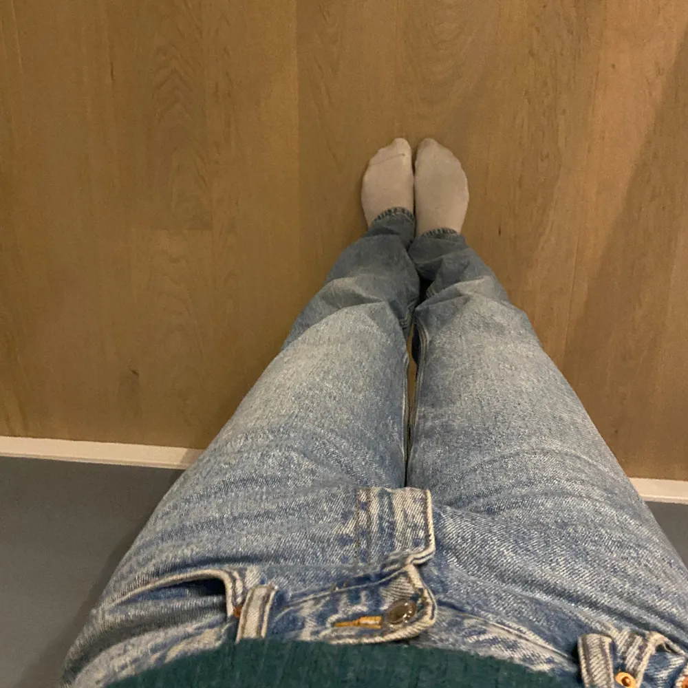 Jättefina low waist bootcut jeans från ginatricot har använt ett fåtal och bra skick, Köparen står för frakten💙💙. Jeans & Byxor.