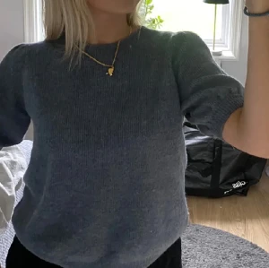 Stickad T-shirt  - As skön stickad T-shirt från vero Moda. Köpt på Plick så bilderna är från förra ägaren. Storlek L men passar mig jätte bra som har xs/s. Mer blå i verkligheten. Fråga om bild! 