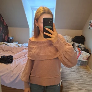 Off shoulder tröja - off shoulder tröja i storlek XS men skulle säga S. Har sytt upp den längs ner då jag tyckte att den var för lång🫶