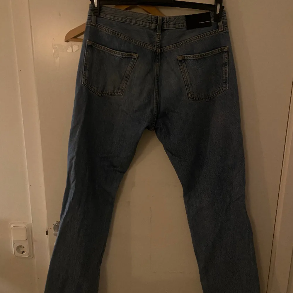 Säljer nu mina schyssta jeans i en straight fit av Black Denim, de är i bra skick och inga tydliga tecken på användning! . Jeans & Byxor.