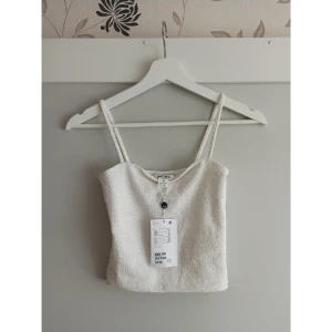 Monki croptop strl: XS/34, glittrig, nyår, fest, lappen kvar! - Vit glittrig croptop från Monki i storlek XS/34 - Helt ny och oanvänd med lappen kvar!