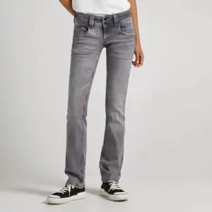 Super snygga helt oanvända pepe jeans!!! Säljer då de var för små för mig🤗Har endast provat jeansen en gång. Jeansen är även slutsålda i den här storleken på hemsidan!❤️❤️Ny pris 1099kr🤗 Köparen står för frakten! Tryck ej på köp nu💓