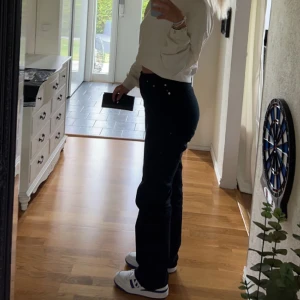 Svarta Rowe Weekday Jeans - Säljer mina Svarta Rowe Weekday Jeans i storlek w 26 som motsvarar storlek 36 och S! I jättefint skick, ser ut som när jag köpte de, höga i midjan och jättebekväma! Jag har gått upp en storlek och dörför passar de inte mig längre, därav säljer jag de!