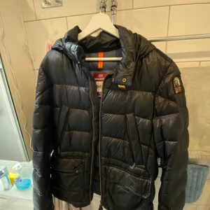 Parajumper vinterjacka  - Säljer denna vinterjacka, använd men i gott skick