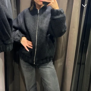 Zara bomberjacka  - Jacka storlek S från Zara, nyligen köpt, endast använd en gång. (Ord. Pris 559kr)