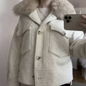 Vinterjacka - Vinterjacka/Höstjacka från meotine. Vit, och i superfint skick. Köpt för ca 3400 kr. 