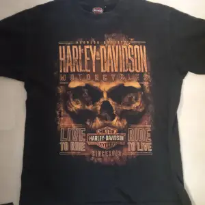 Skit snygg Harley Davidson t shirt priset diskuterar vi