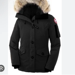 Gamads goose jacka, Montebeello. - Ganska ny jacka köpt detta år i januari o andvänt 5 gånger. Den är i bra skick men har vuxit ur den. Den e svart o är i storlek S/M. Jätte varm o bekväm. Köpt pris 9000kr
