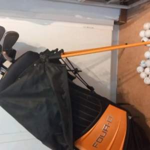 Golfklubbor med golfbag som innehåller cirka 10 klubbor eller mer med en väska. Har använt typ två gånger och har ett hål på nån ficka inuti väskan. Men går fortfarande att använda.