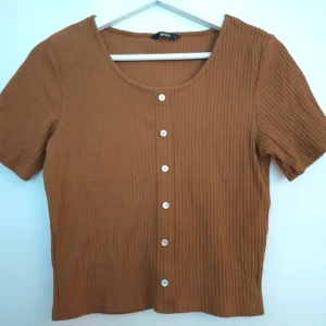 Pepparkaksfärgad topp - Jättefin topp från Only som knappt blivit använd ✨