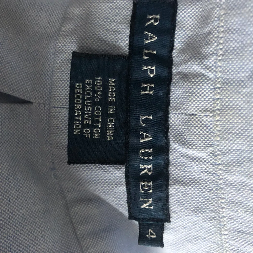 Blå Ralph Lauren skjorta i storlek small. Är i mycket bra skick. . Skjortor.